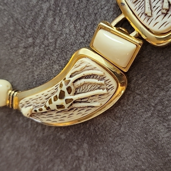 VTG 1970s 3D Acrylic Giraffe Bib Beaded Collar Necklace Clip-on Earrings Set - Picture 3 of 14